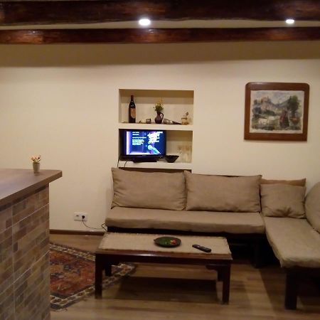 Low Budget Room With King Size Bed Tbilisi Bagian luar foto