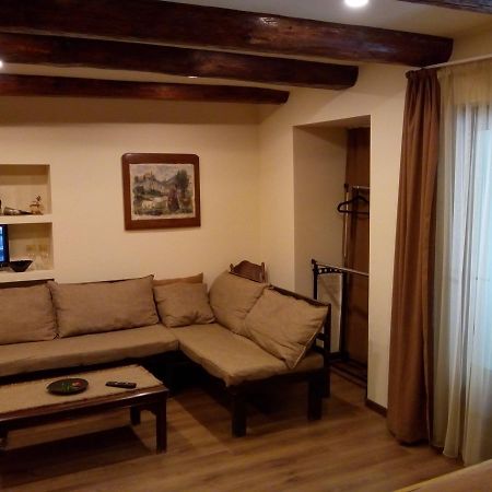 Low Budget Room With King Size Bed Tbilisi Bagian luar foto