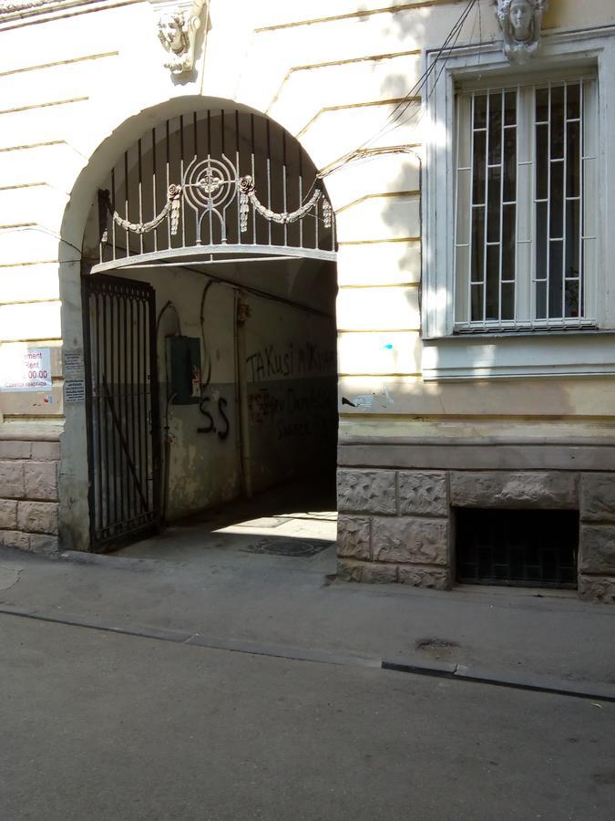 Low Budget Room With King Size Bed Tbilisi Bagian luar foto