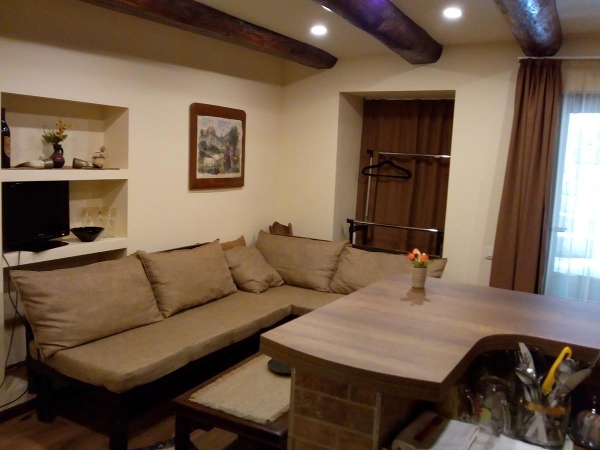 Low Budget Room With King Size Bed Tbilisi Bagian luar foto
