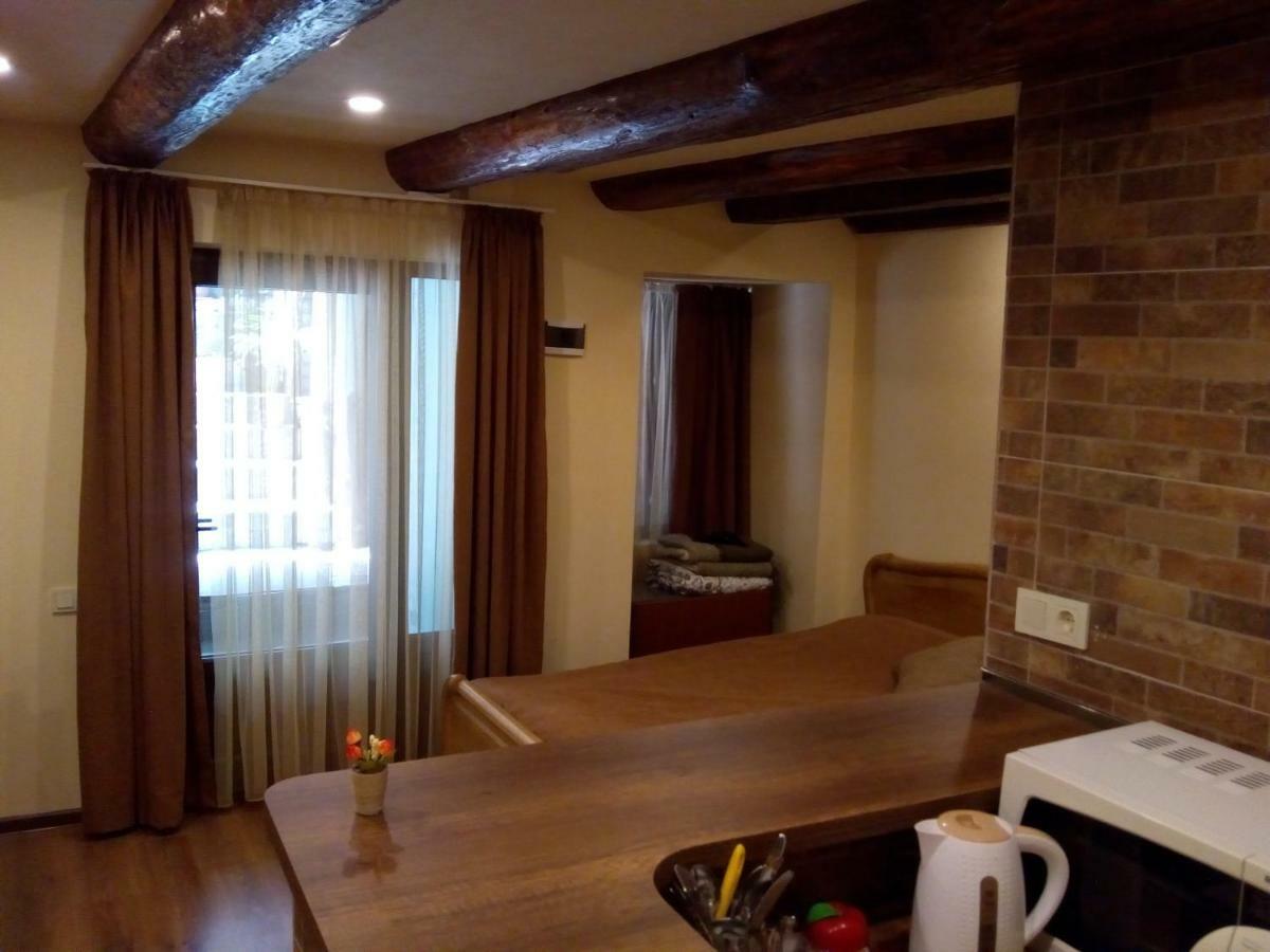 Low Budget Room With King Size Bed Tbilisi Bagian luar foto